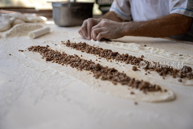 在面包店制作karadeniz pide的特写，传统的土耳其食物